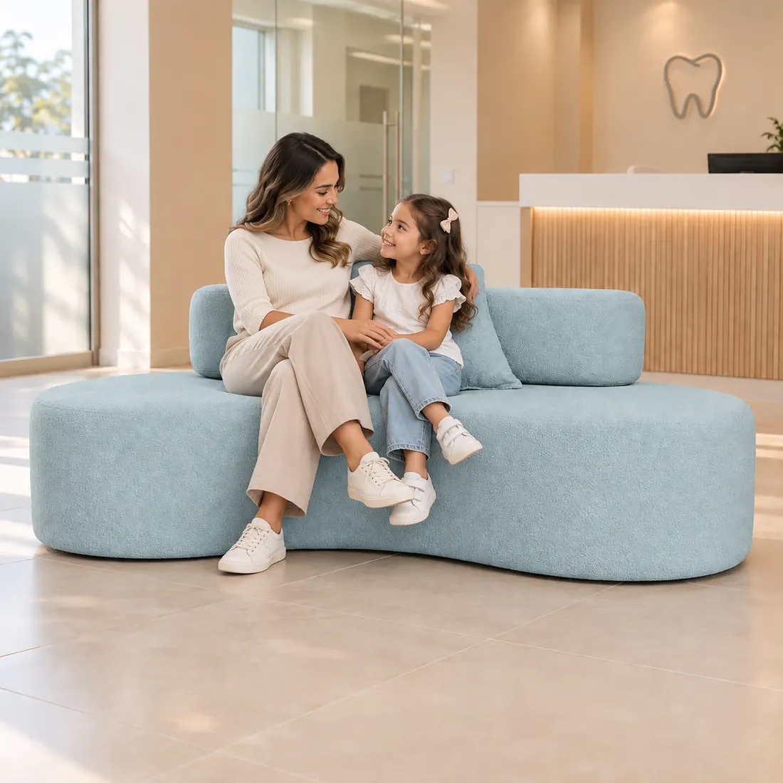Mãe e filha no sofá Feijão azul claro em uma recepção