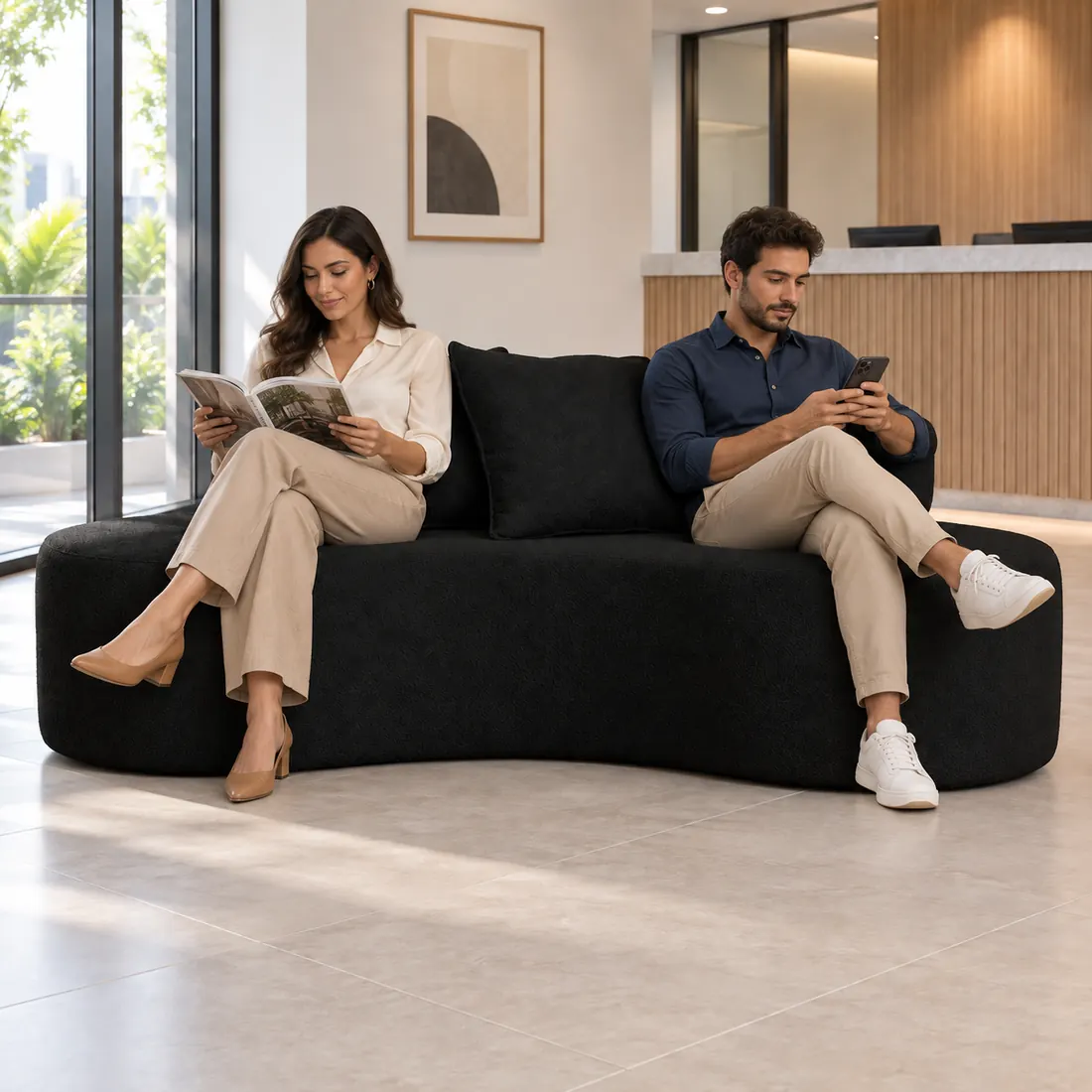 Casal lendo no sofá Feijão preto em uma recepção moderna
